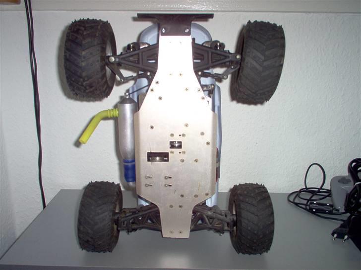 Truck Thunder Tiger SSK - bunden som i kan se er den clean der er kun skruehoveder under den billede 6