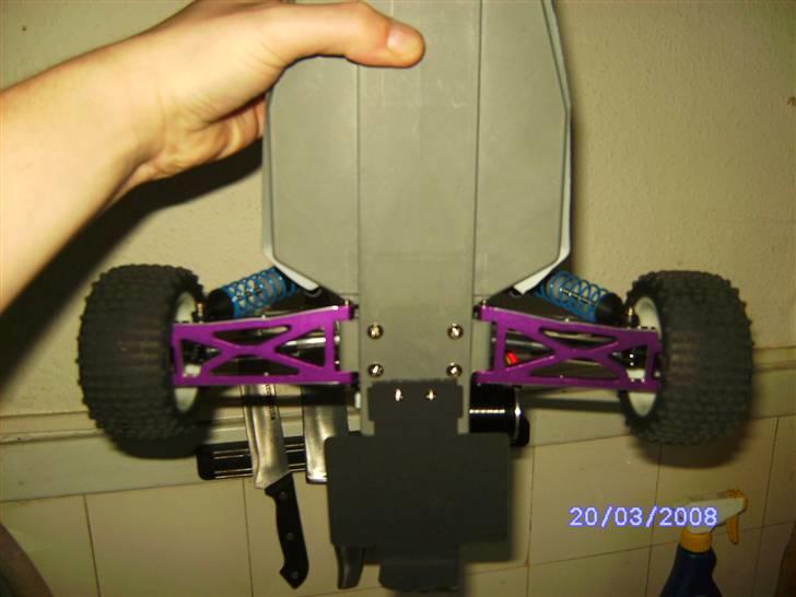 Buggy Lund's HV Bandit Xl5 - her ses bærearme i alu monteret samt aksler fra rustler nitro. mangler at finde lejer til aluuprights samt toein links der passer. har bærearme til foran i alu også så den bliver ens hele vejen rundt.  billede 10