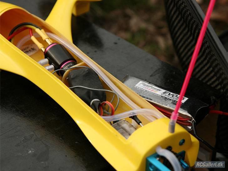 Båd Mini Y - Der er meget trangt i båden. Den bliver leveret med alt. Og batteripakken skal op i snude. Lipo selvfølgelig billede 5