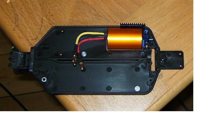 Buggy associated rc18b FT - største motor der får plads uden at modde i ft mount samt bund billede 17