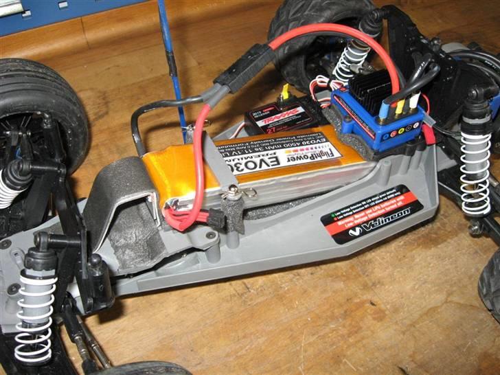Truck Traxxas Rustler VXL - Det krævede lidt tilpasning for at få plads til det 166 mm lange Flightpower batteri billede 16