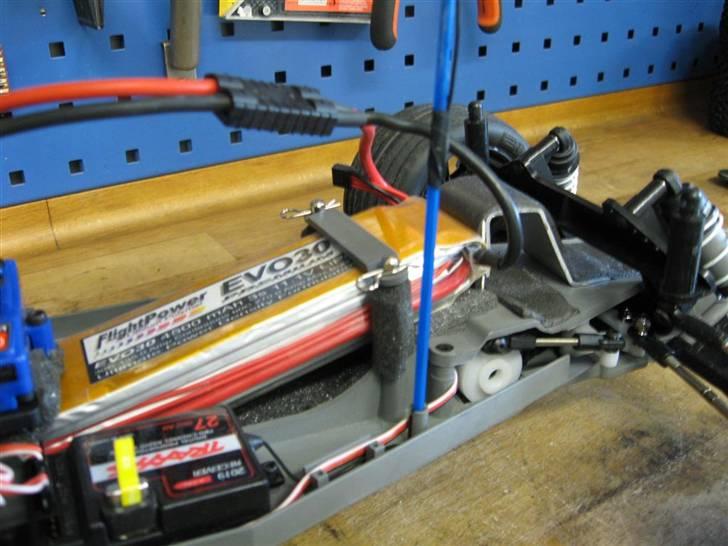 Truck Traxxas Rustler VXL - Speciallavet alu-stop med skumpapir på så batteriet er beskyttet billede 17
