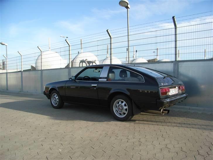 Bil Toyota Celica RA40 - Sådan ser bilen ud, under alle skørterne. Bemærk den karakteristiske facon på sideruderne, og den blanke B-stolpe. billede 9