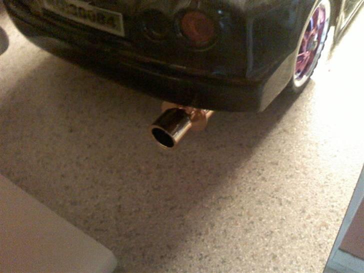 Bil nissan / mazda rx7 - tror ik lige det er sådan den skal side heeh ej billedet var kun for at vise udstødningen billede 6