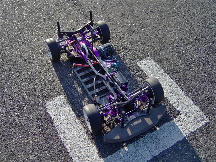 Bil HotBodies/ GAMLE BIL  - Taget mens den står på langsiden, på Odense banen billede 1