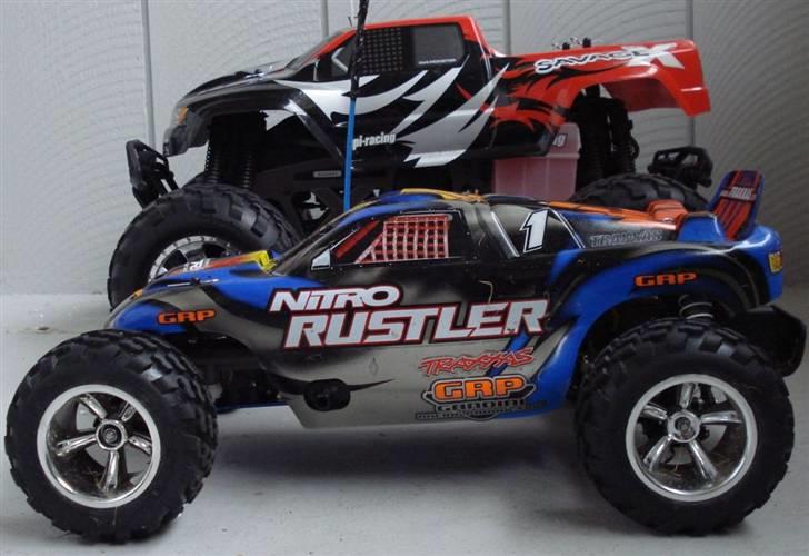 Off-Roader Nitro Rustler *SOLGT* - Tog dette billede for at vise størrelses forskellen på min savage og rustler :) billede 16