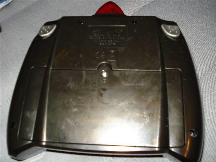 Helikopter piccoz Atlas *Bortgivet* - De 2 knapper bag på senderen bruges til at få den til at flyve helt ligeud. billede 9