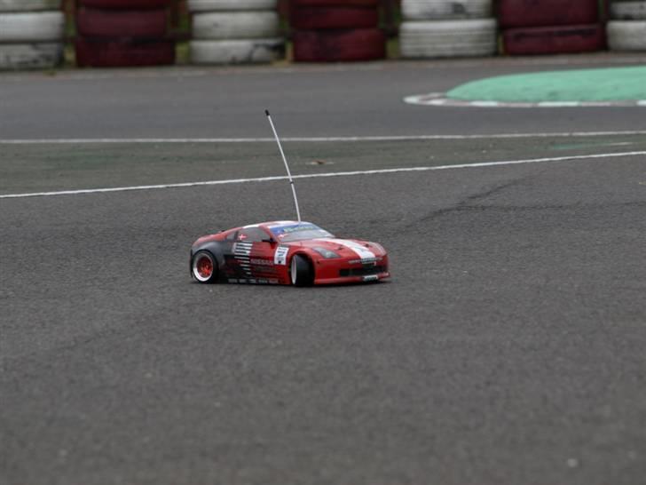 Bil Tamiya TA05 - Nissan FairladyZ Falken FlagCar - Going sideways at D1RC EuroCup billede 1