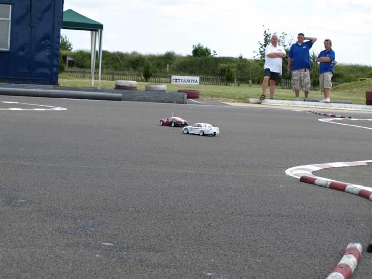 Bil Tamiya TA05 - Nissan FairladyZ Falken FlagCar - Going sideways at D1RC EuroCup billede 2