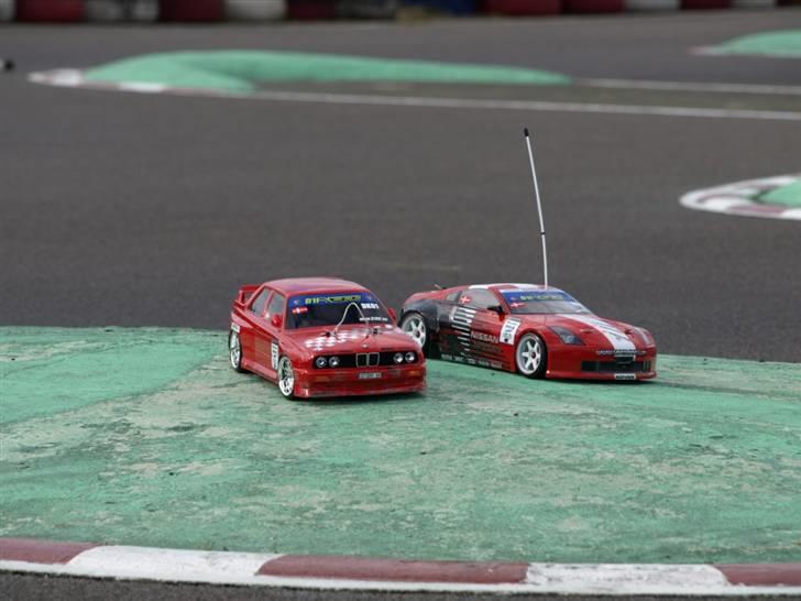 Bil Tamiya TA05 - Nissan FairladyZ Falken FlagCar - Her ved siden af Steff´s E30 M3 til D1RC EuroCup billede 4