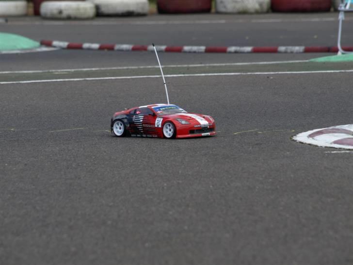 Bil Tamiya TA05 - Nissan FairladyZ Falken FlagCar - Going sideways at D1RC EuroCup billede 8