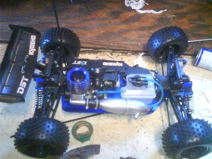 Off-Roader Kyosho DST stadiumtruck - uden karosset efter den lige er blevet vasket og alle dele er renset den er fin:P billede 3