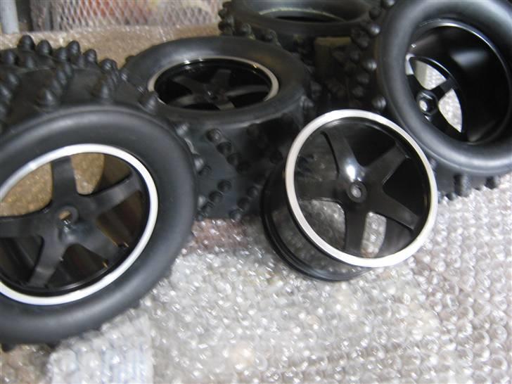 Off-Roader :E-Maxx V Twin Lipo og Bl - E-Maxen fik lige et par ALU fælge og nye dæk.....(-: billede 6