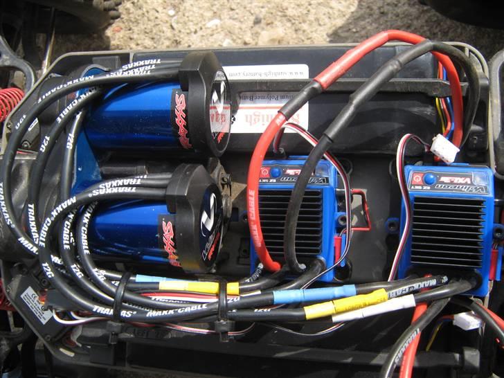 Off-Roader :E-Maxx V Twin Lipo og Bl - V-Twin opsætning , 2 x VXL-3s ESC og 2 x Velineon extreme 3500 kv brushless power system.....(-: billede 9
