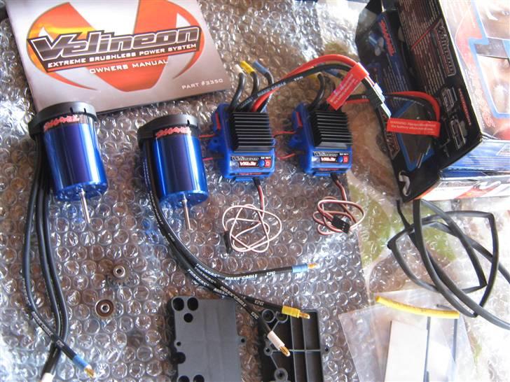 Off-Roader :E-Maxx V Twin Lipo og Bl - V-Twin opsætning , 2 x VXL-3s ESC og 2 x Velineon extreme 3500 kv brushless power system.....(-: billede 12