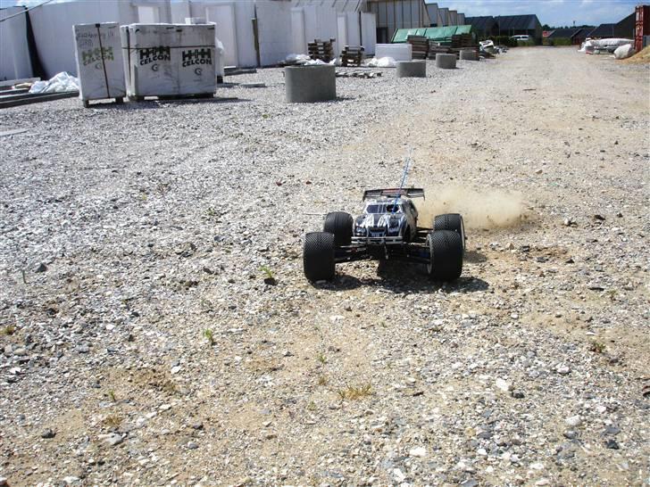 Off-Roader E-maxx Brushless billede 1