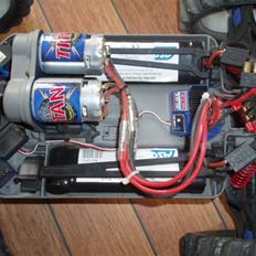 Off-Roader traxxas e-maxx: SOLGT