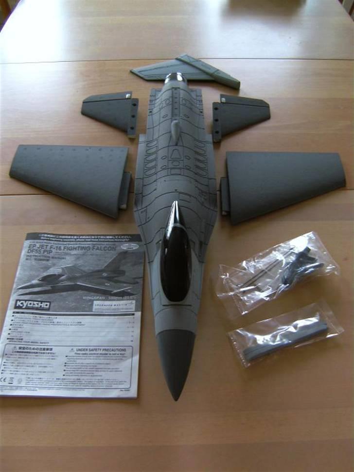 Fly Kyosho F-16 billede 2