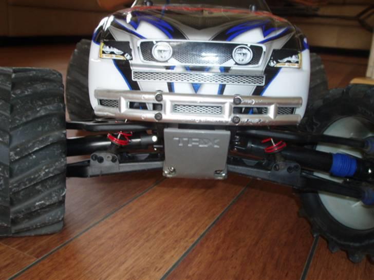 Off-Roader traxxas e-maxx: SOLGT - den ser ond ud billede 1