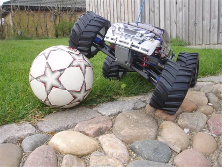 Off-Roader traxxas e-maxx: SOLGT - den har gode  olie-støddæmpere billede 4