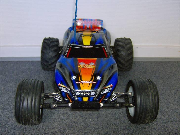 Off-Roader Nitro Rustler - som i kan se mangler det ene bagdæk og det er for de det er gået i stykker som i kan se på det andet bilede billede 4