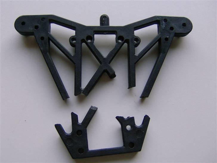 Off-Roader Nitro Rustler - som i kan se knækkede mit baghjuls ophæng da jeg fløg over en bakke med fuld fart (det er noget plastik lort som ikke holder til en skid) billede 5