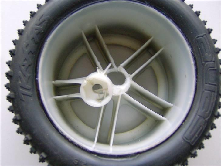 Off-Roader Nitro Rustler - kort efter gik det ene baghjul også i stykker (ufedt!!!!) billede 7