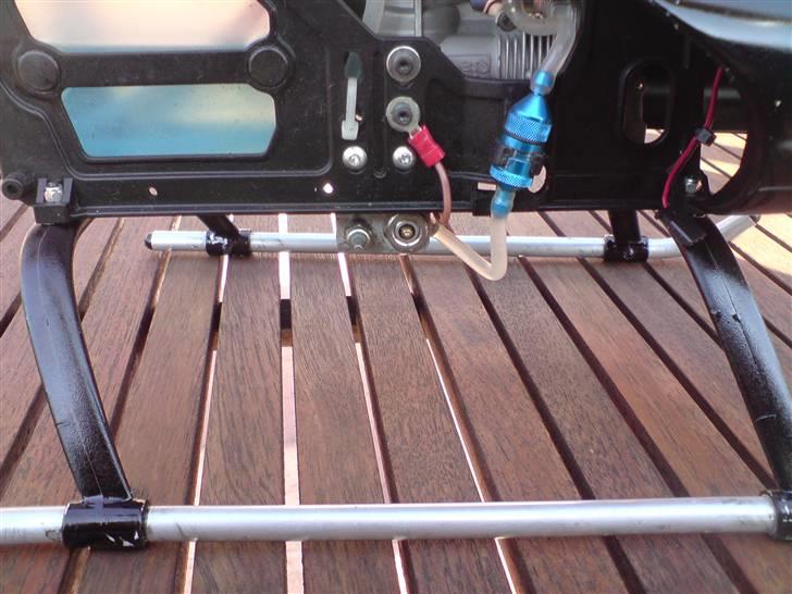 Helikopter Hirobo Shuttle Sceadu Evo - Tank påtyldning og "plug" til glødestarteren ;) billede 7