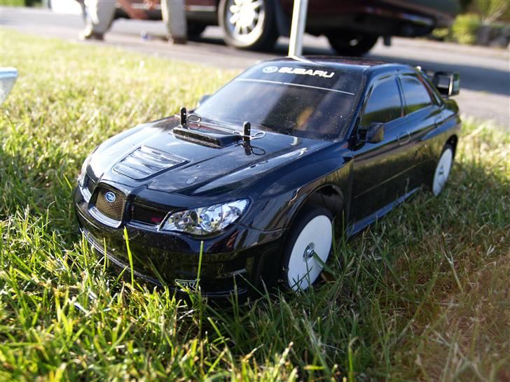 Bil HBX  - Der er vi i græsset. billede 3