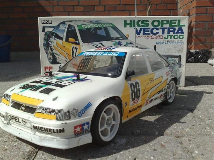 Bil HKS Opel Vectra '86 FF01 - Fronten har tidligere ejer meget venligt, pakket ind i lærredstape. Det beskytter, da der ikke er nogen skum-bumper inde bagved. Lexanen inde bagved, er fejlfri. billede 1