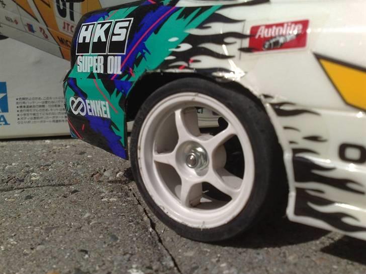 Bil HKS Opel Vectra '86 FF01 - Klistermærkerne, som egentlig skal derpå, har den tidligere ejer ikke klistret på. Jeg fik dem med, men de bliver hurtigt ødelagt, så de får lov at ligge. billede 7