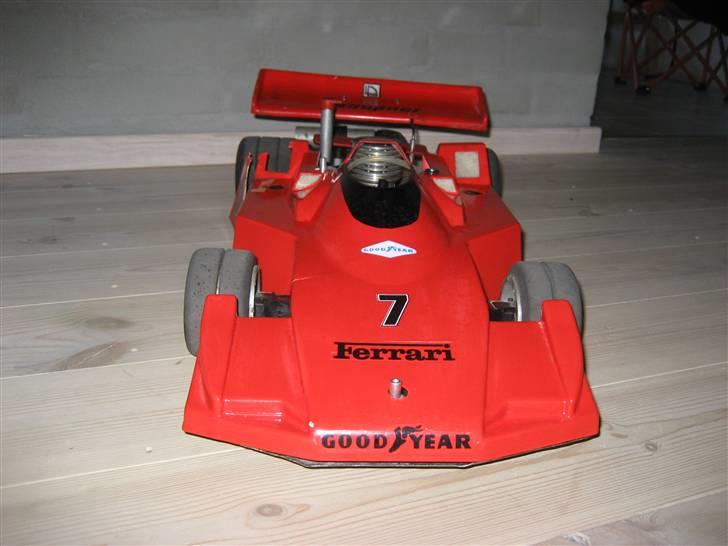 Bil Graupner F1 solgt - bilen har kørt, så det er jo klart at den har nogle skarmmer billede 2