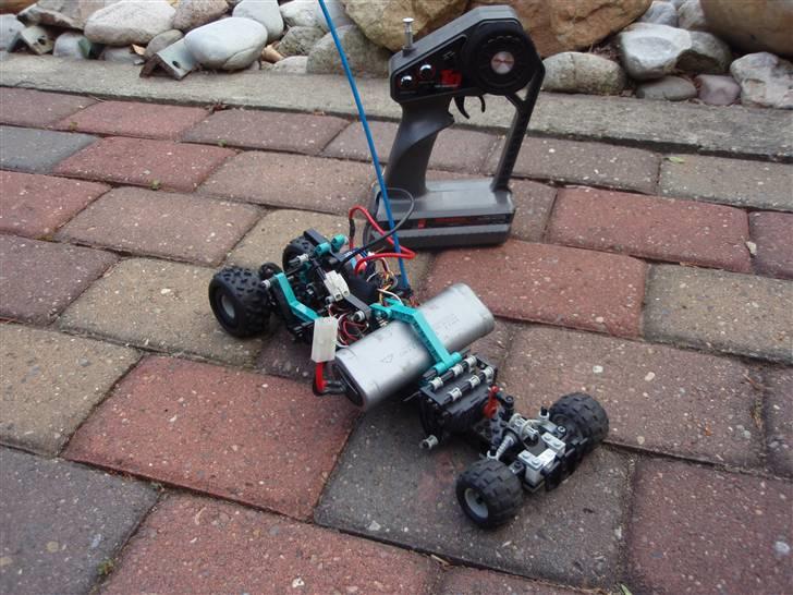 Bil Lego RC Racer HJEMMEBYG - Lego raceren med senderen ved siden af sig billede 1