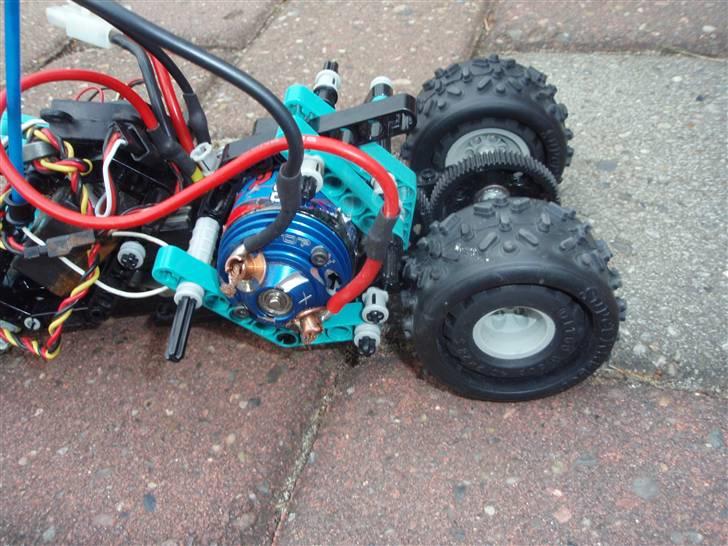 Bil Lego RC Racer HJEMMEBYG - Motoren og motor mounted, det har været meget vanskeligt at få motoren til at sidde fast, så den ikke vrider sig løst når man kører, og der er stadig en smule problemer med at den river sig løs. Men der skal en del til billede 9