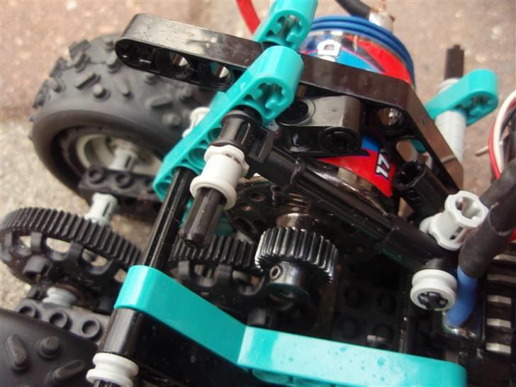 Bil Lego RC Racer HJEMMEBYG - Motor mountet og tandhjulene, jeg har taget 2 spur gear på 76 tænder hver og så et pinion gear på 28 tænder billede 11