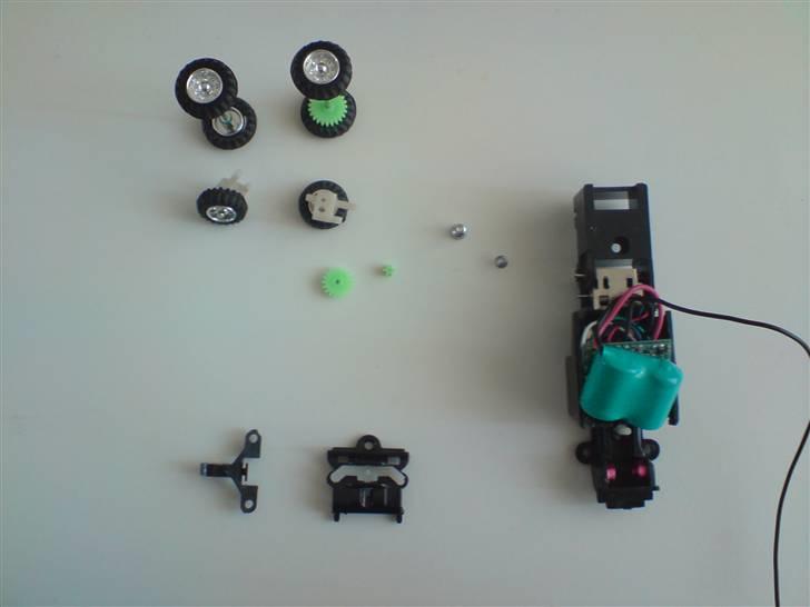 Lastbiler micro lastbil - så blev den lige renset for støv og metal stumber! hvor den samler dem op henne aner jeg ikke, men det forhindre den i at dreje, undeligt!!... billede 8