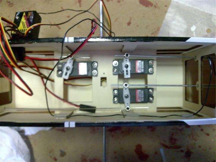 Fly Arising Star Crashed - brændstofslange som antenne holder billede 7