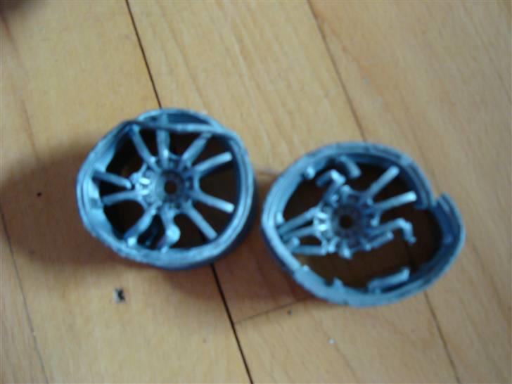 Bil TT-01 BMW 320Si E90 DØD - De to fælge der var i højre side hvor bilen blev kørt over billede 19