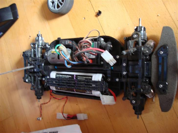 Bil TT-01 BMW 320Si E90 DØD - Chassiset har kun skader på det bagerste diff. hus som ikke er til at finde som reservedel. Men den skal skiftes ud til alu. billede 20