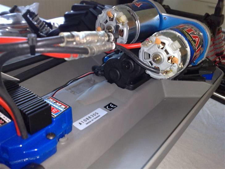 Off-Roader E-MAXX V-Twin (SOLGT) - Standart motor og ESC billede 17