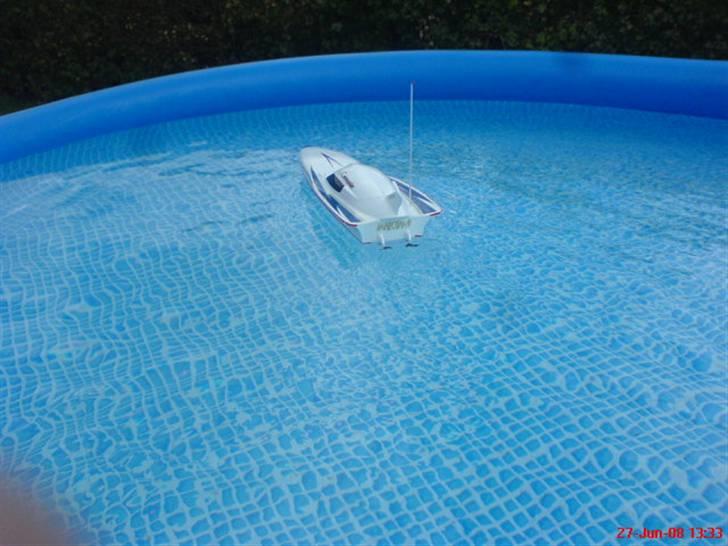 Båd bilka båd - jeg kunne da ikke lade være med at sætte den i hvors nye badebassin når vi fik det for 4 dage siden ps: det er et 5619L billede 12