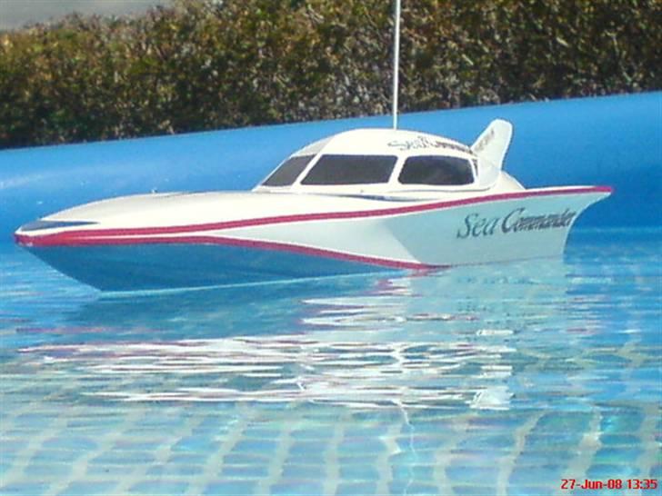 Båd bilka båd - jeg kunne da ikke lade være med at sætte den i hvors nye badebassin når vi fik det for 4 dage siden hehe billede 15