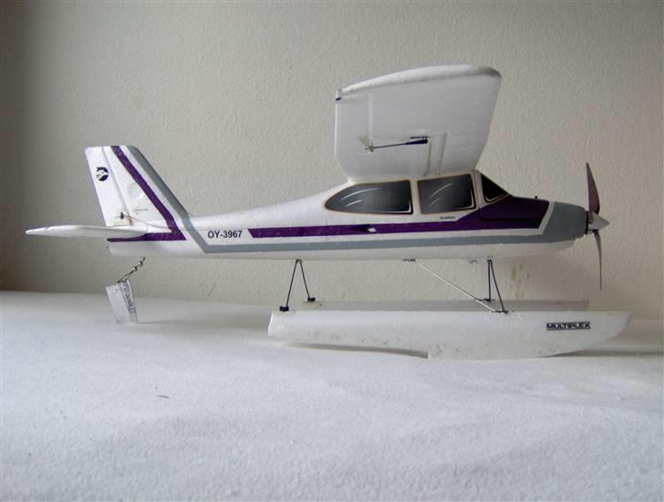Fly Multiplex MiniMag - Minimag´en fra siden med pontoner og ror. billede 3