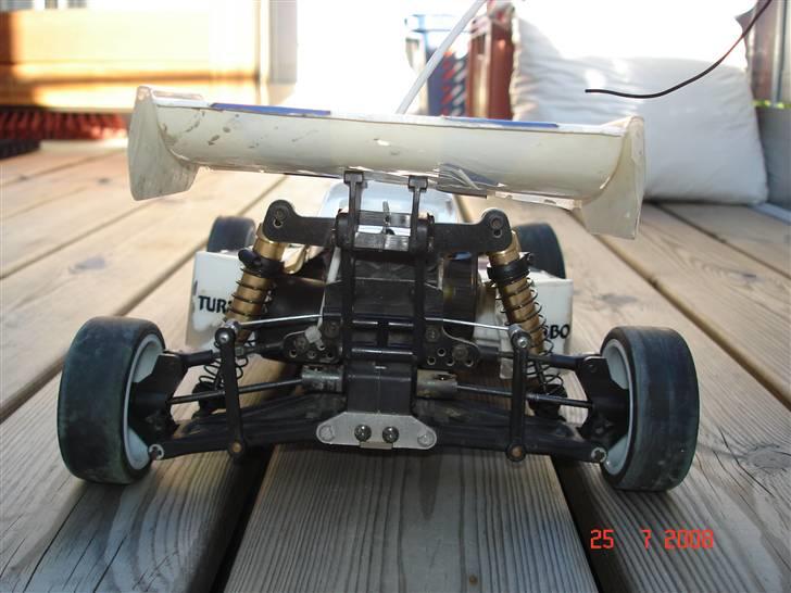 Bil Kyosho Optima ** SOLGT ** - På grund af knækket bærearm foreste højre hjul, hænger den :-( billede 3