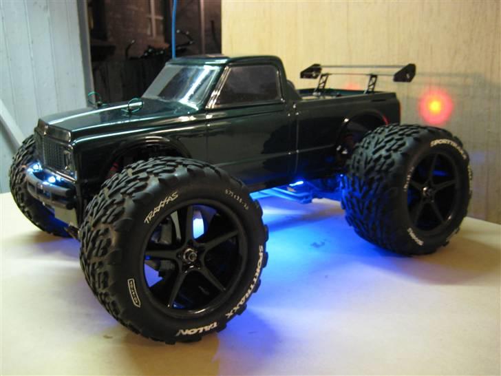 Bil Traxxas T-Maxx - selv malet karossen i 2 farver! og fælgene malet i samme metalic sorte som dele af bilen. og tegnet dækkene op! billede 1