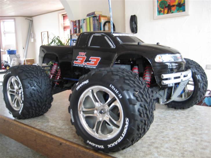 Bil Traxxas T-Maxx - kan ikke rigtig finde ud af om der skal være strafferinger på siderne! billede 4