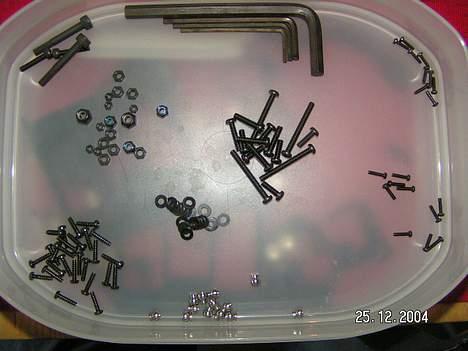 Helikopter Kyosho Caliber 30 - skruer er der jo nok af ,der er ca 190 stumper at tage fat i for at samle denn model billede 3