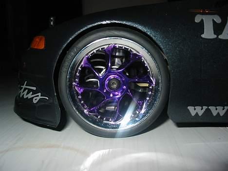 Bil Xray T1 Factory kit - Taget d. 28/12 04.     Ps. Fælgene er ikke blå de er Chrom-lilla... hehe billede 9