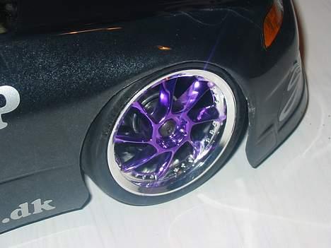 Bil Xray T1 Factory kit - Taget d. 28/12 04.     Ps. Fælgene er ikke blå de er Chrom-lilla... hehe billede 8