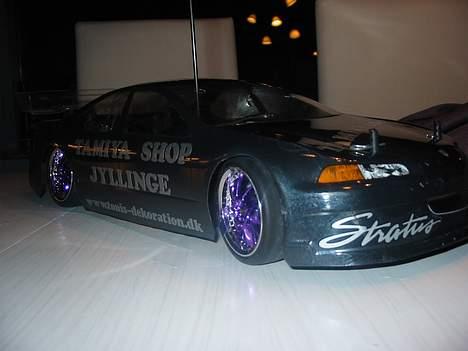 Bil Xray T1 Factory kit - Taget d. 28/12 04.     Ps. Fælgene er ikke blå de er Chrom-lilla... hehe billede 3